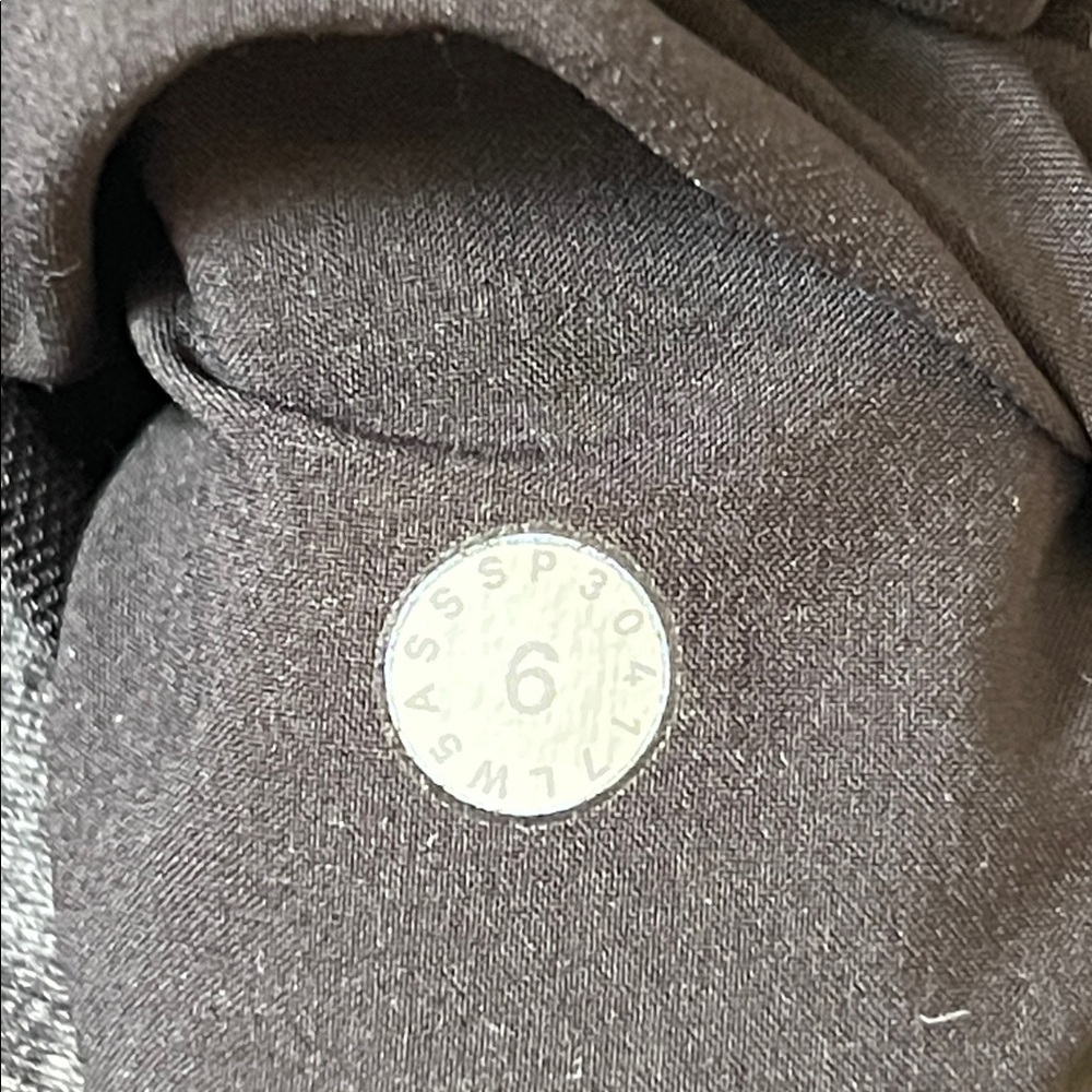 Lululemon On The Fly Pant 28" Heathered Gray Black Pull On Size 6 - Picture 9 of 9